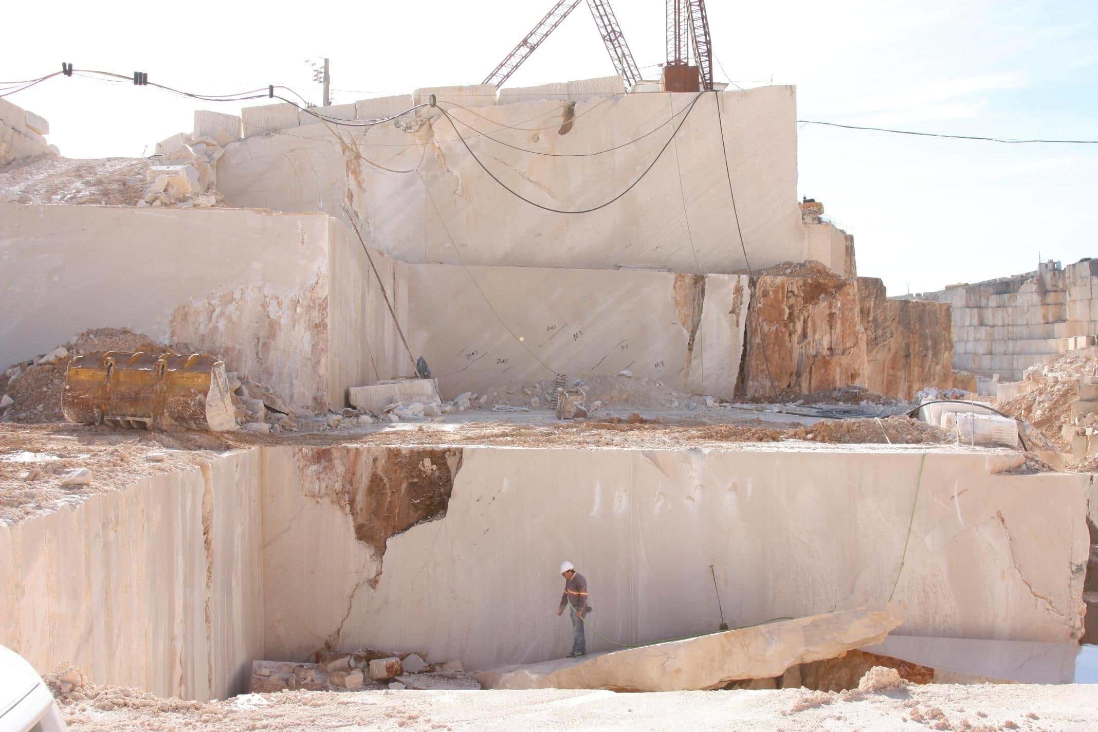 Месторождение известняка в Португалии