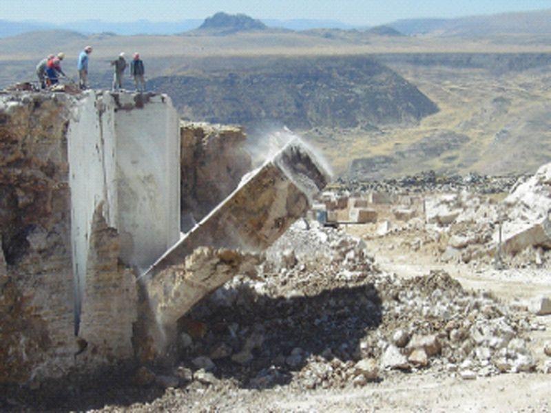 Откол крупного блока камня