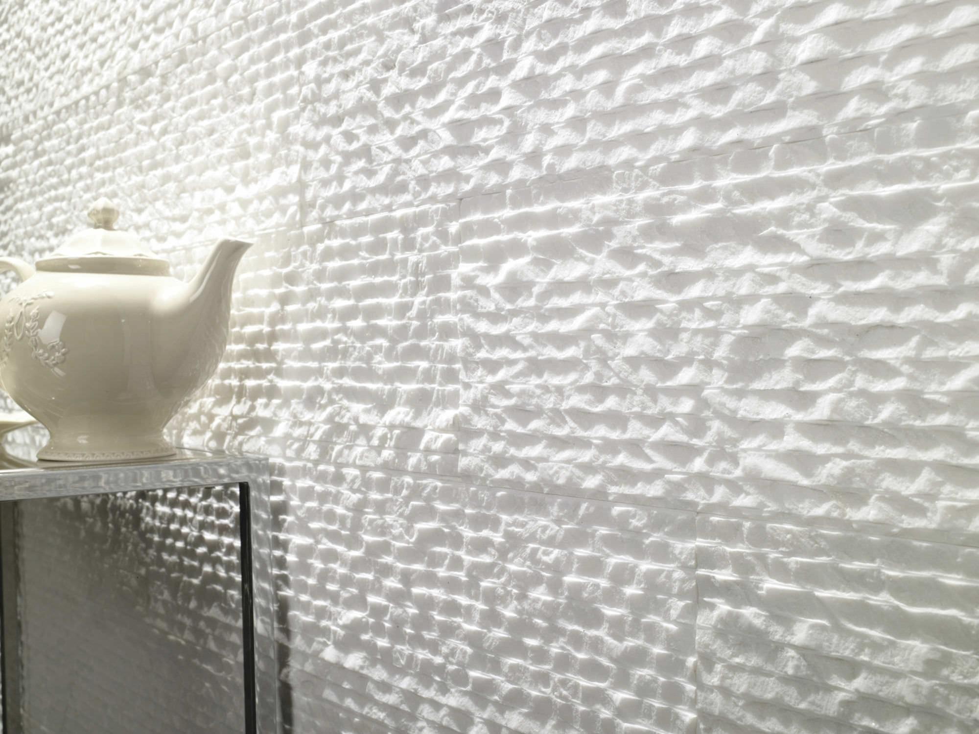 Каменная гряда из белого мрамора с рваным краем