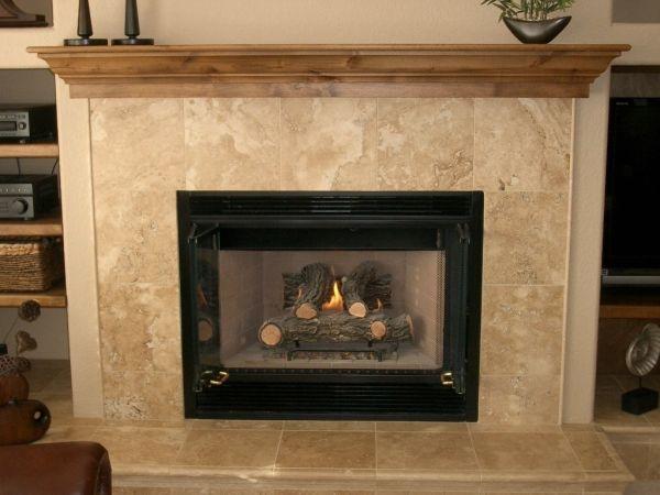 Камин из бежевого травертина