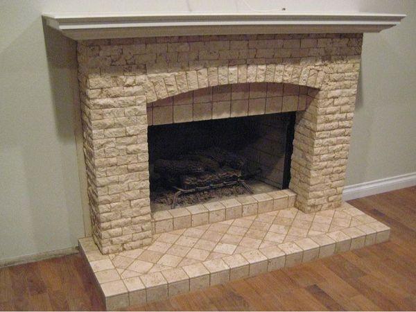 Камин, облицованный плиткой колотого травертина