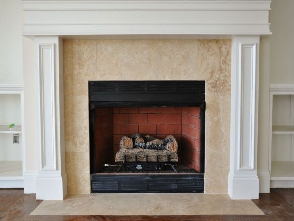 Камин из мрамора и травертина