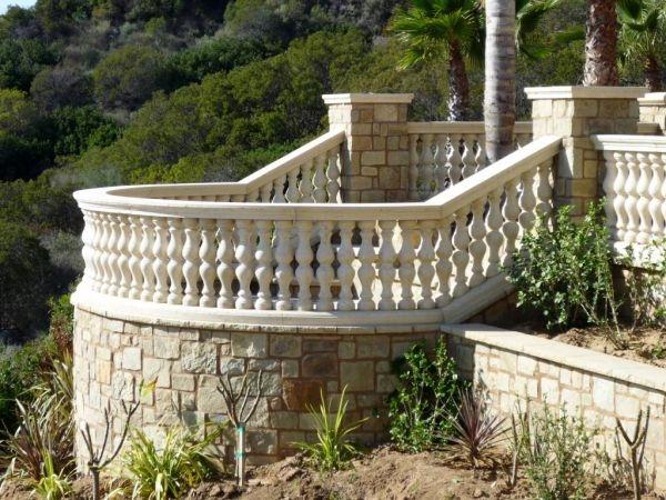 Мраморная балюстрада, венчающая балкон