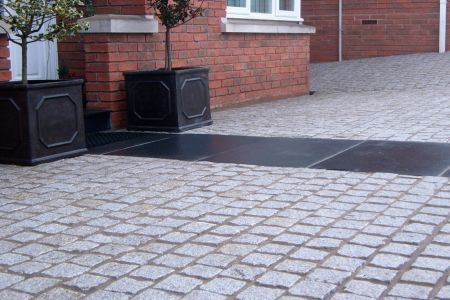 Брусчатка из серого гранита и дорожка из полированного базальта