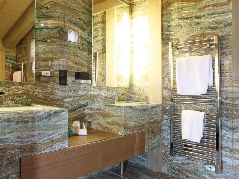 Отделка ванной крупной плиткой оникса