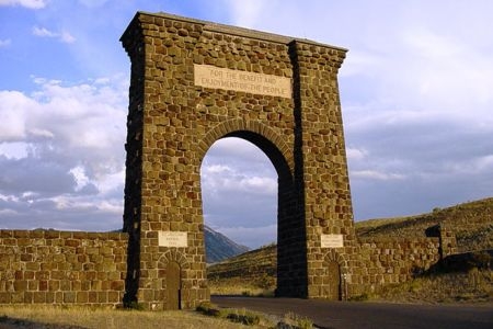 Ландшафтная арка из колотого песчаника