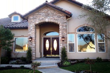 Арка из колотого известняка, венчающая входную группу дома