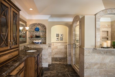 Травертиновые арки в проемах ванной комнаты