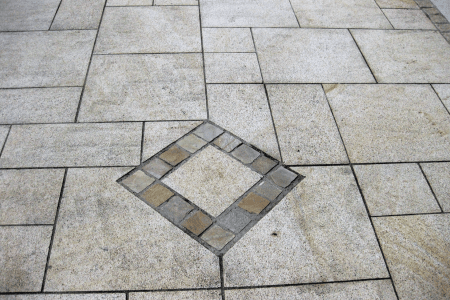 Мощение бежевым гранитом + элемент мозаики