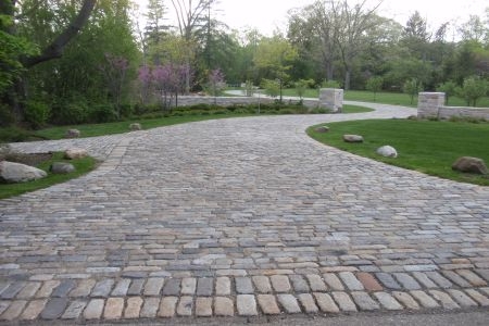 Старая дорожка из гранитной брусчатки