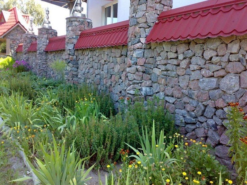 Бутовый камень в отделке забора