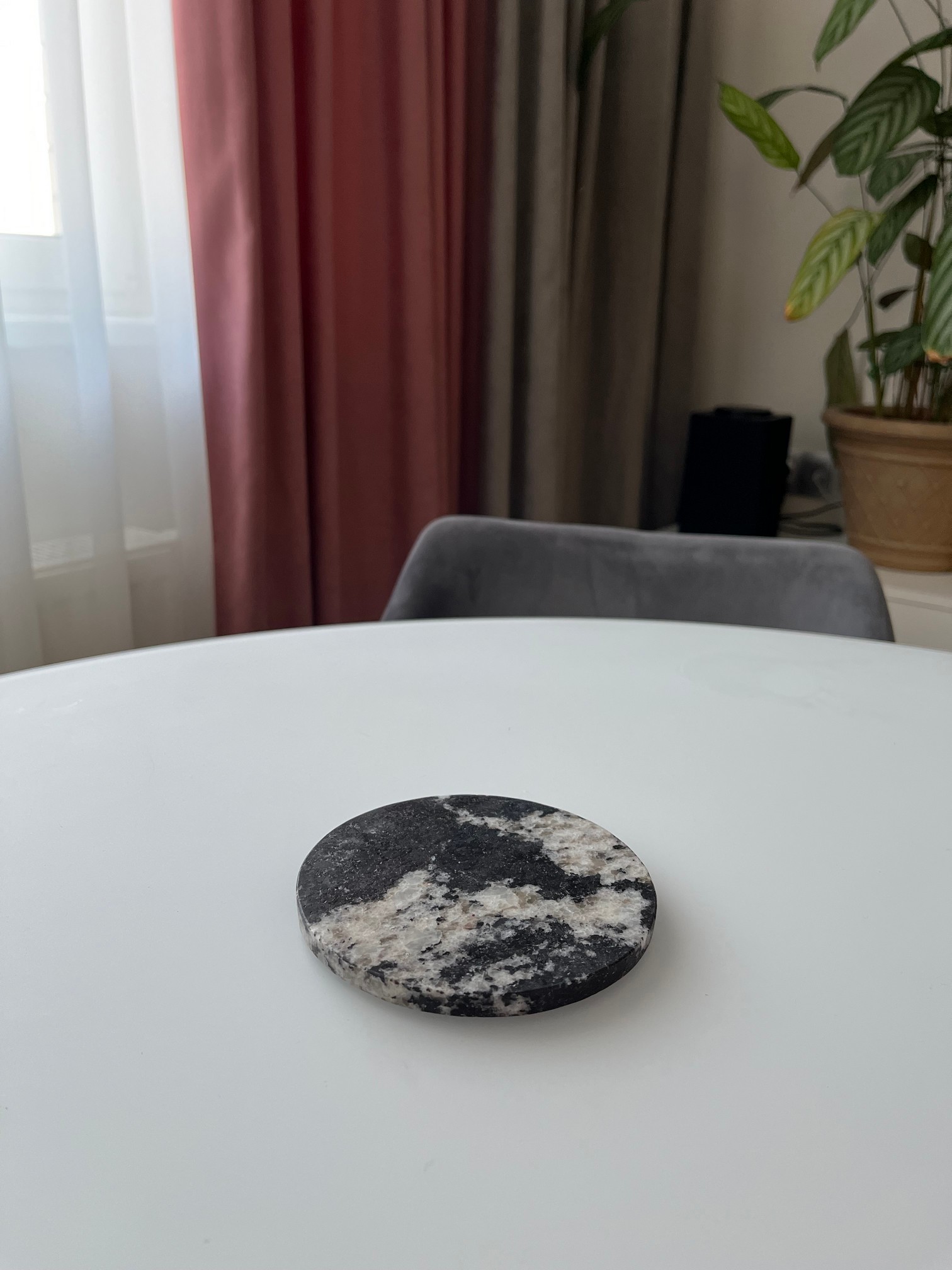 Изображение СПK Подставка круглая (125х125х8 мм)/Гранит Гранатовый Амфиболит/Черный/Антик