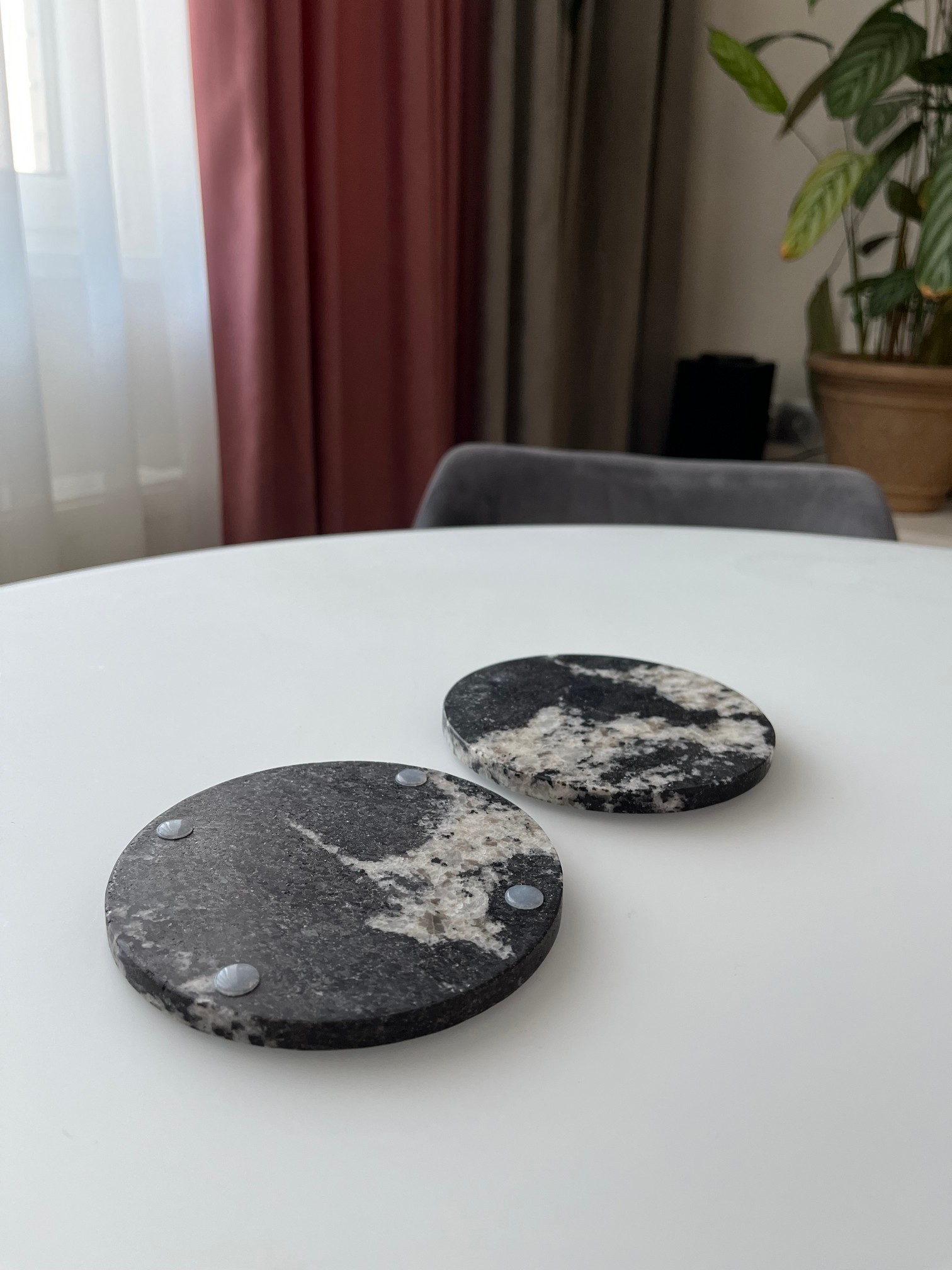 СПK Подставка круглая (125х125х8 мм)/Гранит Гранатовый Амфиболит/Черный/Антик - изображение 3