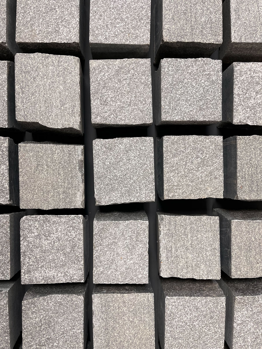 Брусчатка F3094 (100х100х80 мм)/Гранит Габбро/Черный/Колото-пиленный - изображение 2