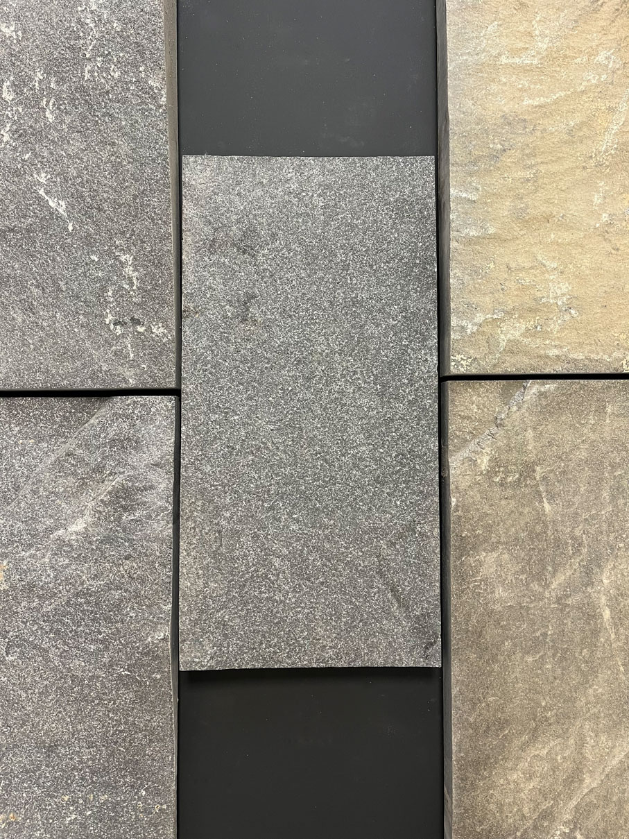 Плитка толщ 10-40 (600х300х10 мм)/Гранит Габбро/Черный/Скала, Натуральный скол - изображение 2