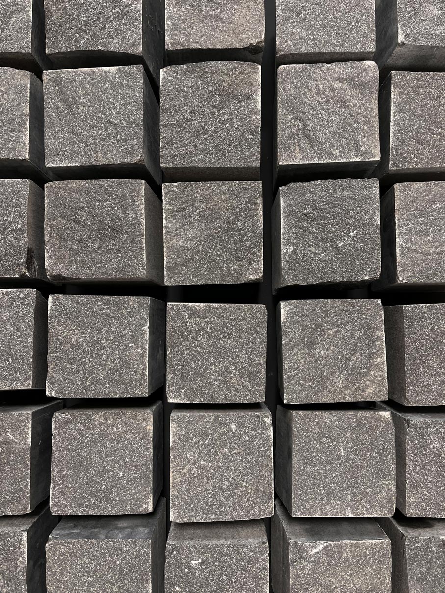 Брусчатка F2530 (100х100х100 мм)/Гранит Габбро/Черный/Колото-пиленный - изображение 2