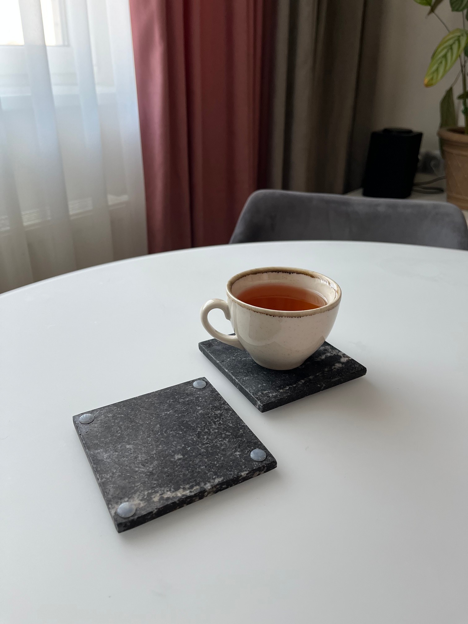 СПK Подставка квадратная (105х105х8 мм)/Гранит Гранатовый Амфиболит/Черный/Антик - изображение 2