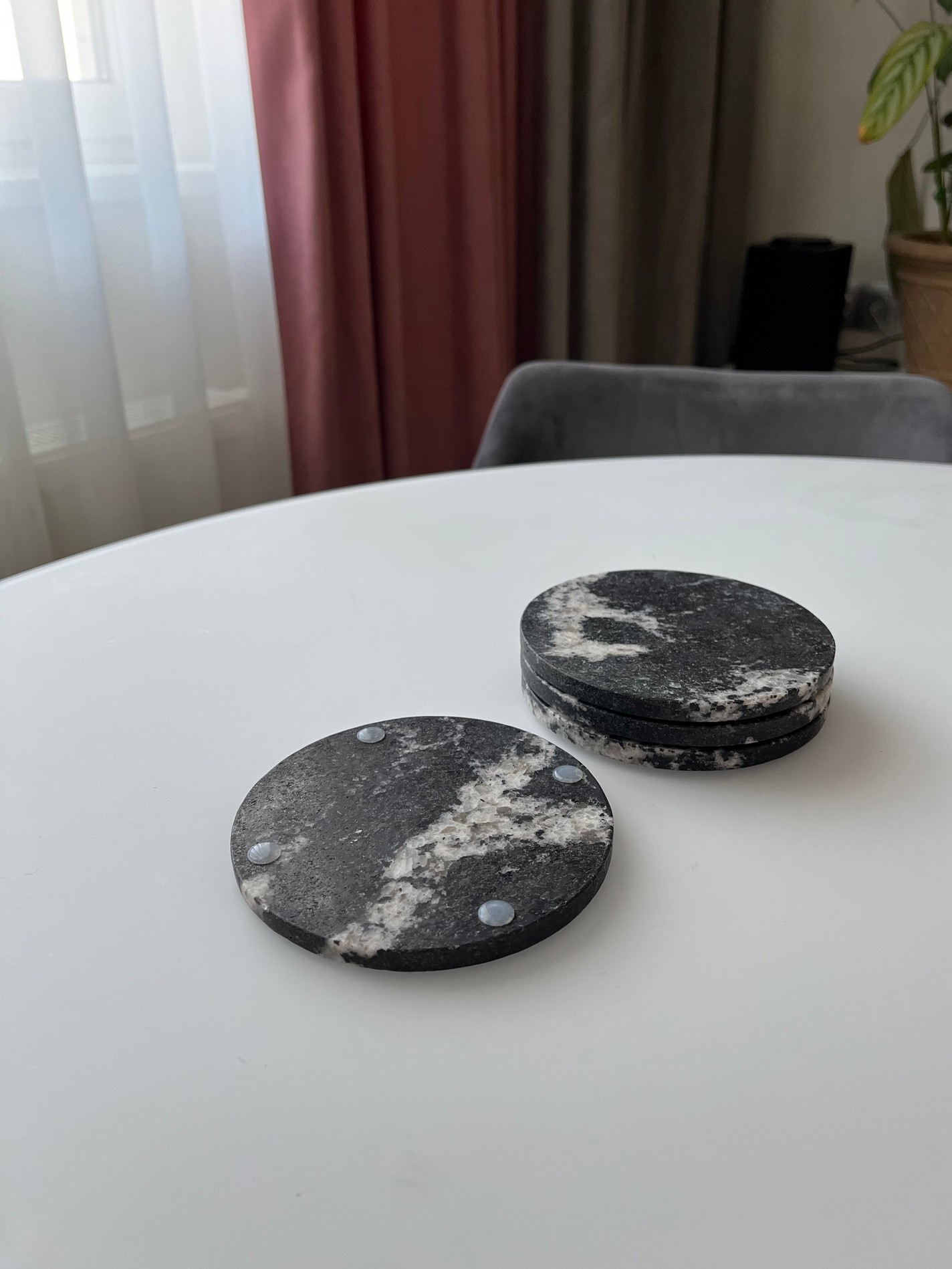 СПK Набор из 4х шт Подставка круглая (125х125х8 мм)/Гранит Гранатовый Амфиболит/Черный/Антик - изображение 3