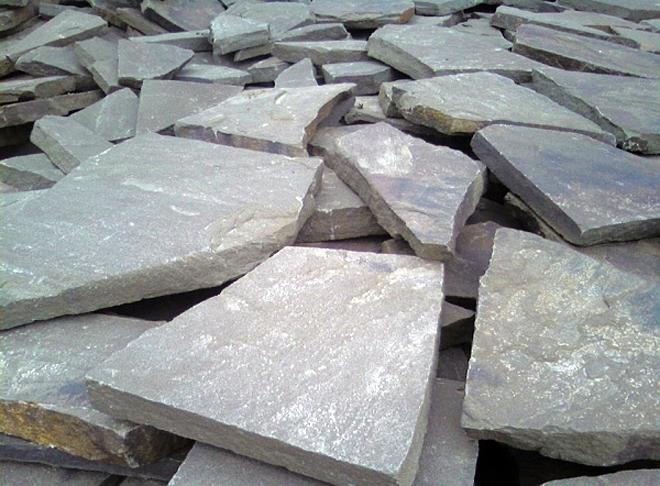 Плитняк из серого песчаника