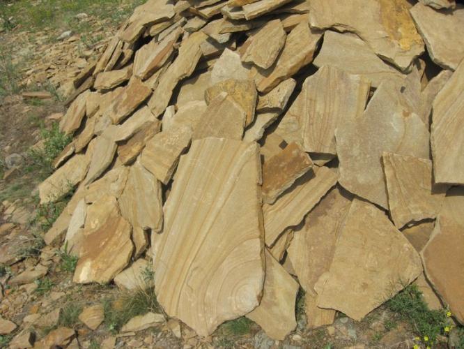 Плитняк из желтого песчаника