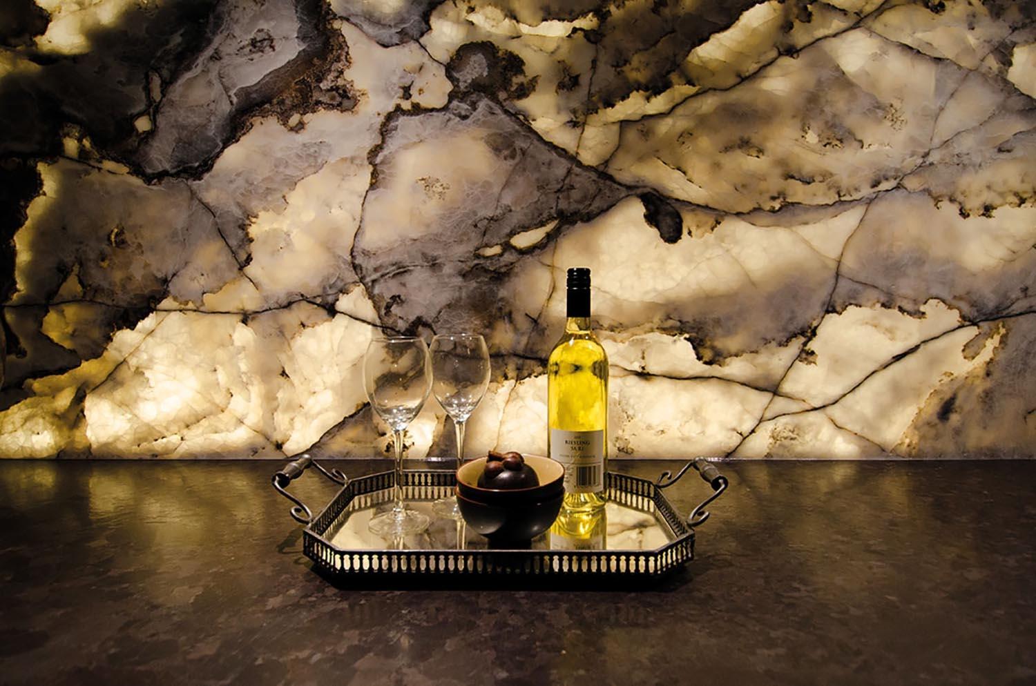 Стены из мраморного оникса Стена из мраморного оникса