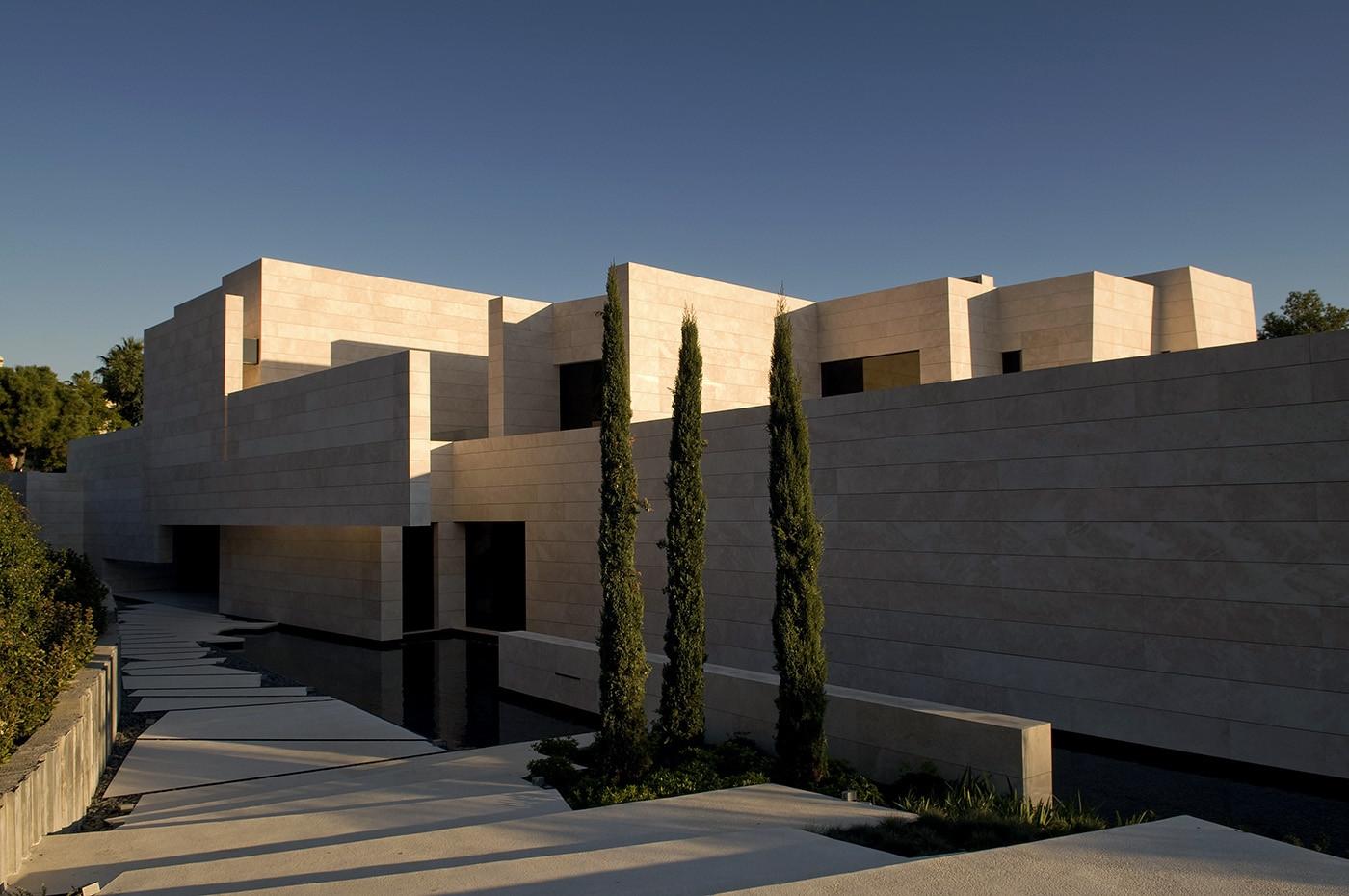 Отделка фасада травертина