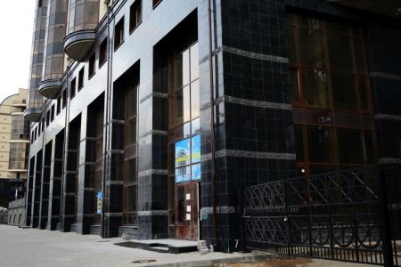 Отделка жилого комплекса базальтом - полировка и полосы "скалы"