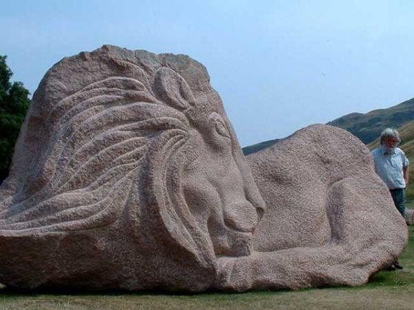 Гранитный лев в современном исполнении