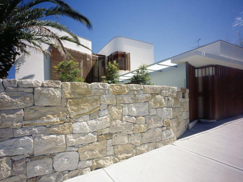 Ограда из колотых блоков