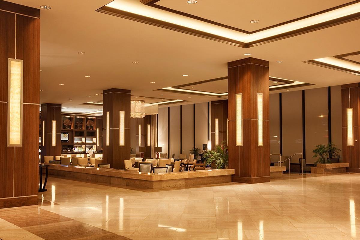 Деревянные колонны со вставками оникса