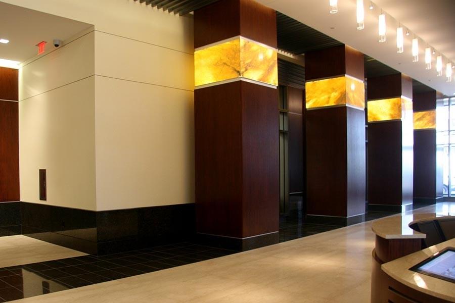 Колонны с ониксовыми сегментами