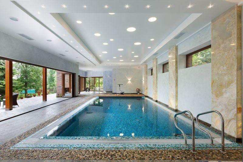 Подсвеченные пилястры в интерьере частного бассейна