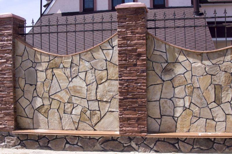 Забор из кварцита и сланца