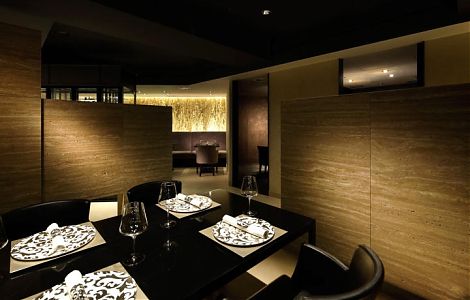 Отделка травертином. Интерьер ресторана в Южной Корее изображение 1