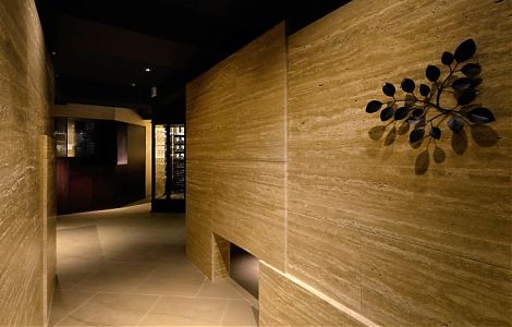 Отделка травертином. Интерьер ресторана в Южной Корее изображение 4