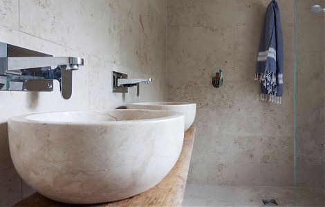 Бежевый мрамор в отделке ванной