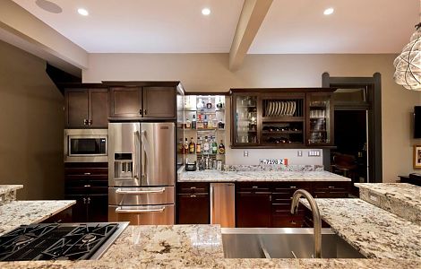 Кухня. Столешницы и плинтуса из гранита Alaska White