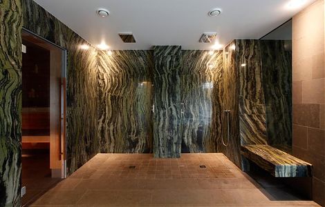 Банная зона, облицованная кварцитом Verde Bamboo