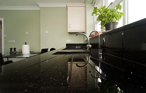 Отделка кухни. Рабочая зона в граните Black Galaxy
