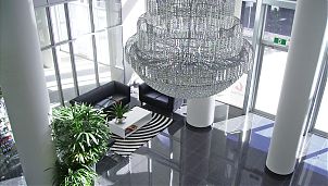 Пол, облицованный темным гранитом Padang Dark