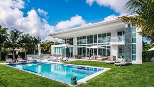 Фасадные панели из зеленого мрамора в стиле хай-тек