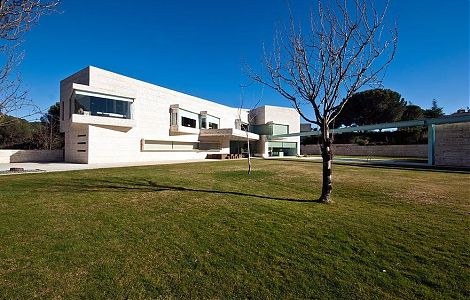 Резиденция, облицованная травертином