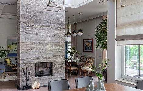 Величественный каминный портал из серого травертина