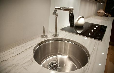 Кухонные столешницы из кварцита Bianco Macaubas