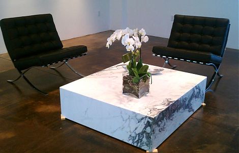 Декоративный столик из мрамора Breccia Capraia