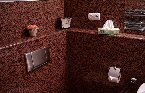 Гранит Balmoral Red в ванной