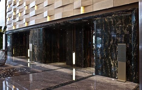 Мрамор Nero Portoro в отделке фасада