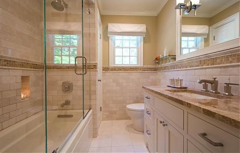 Отделка ванной двумя сортами бежевого мрамора