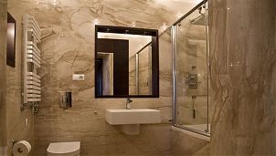 Мрамор Diano Reale в интерьере ванной