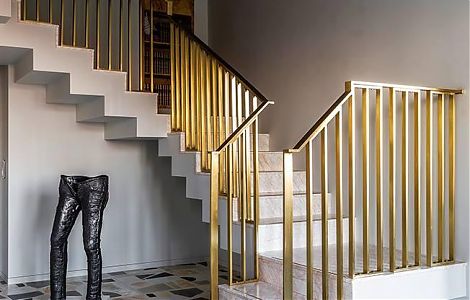 Лестница в пентхаусе, облицованная мрамором